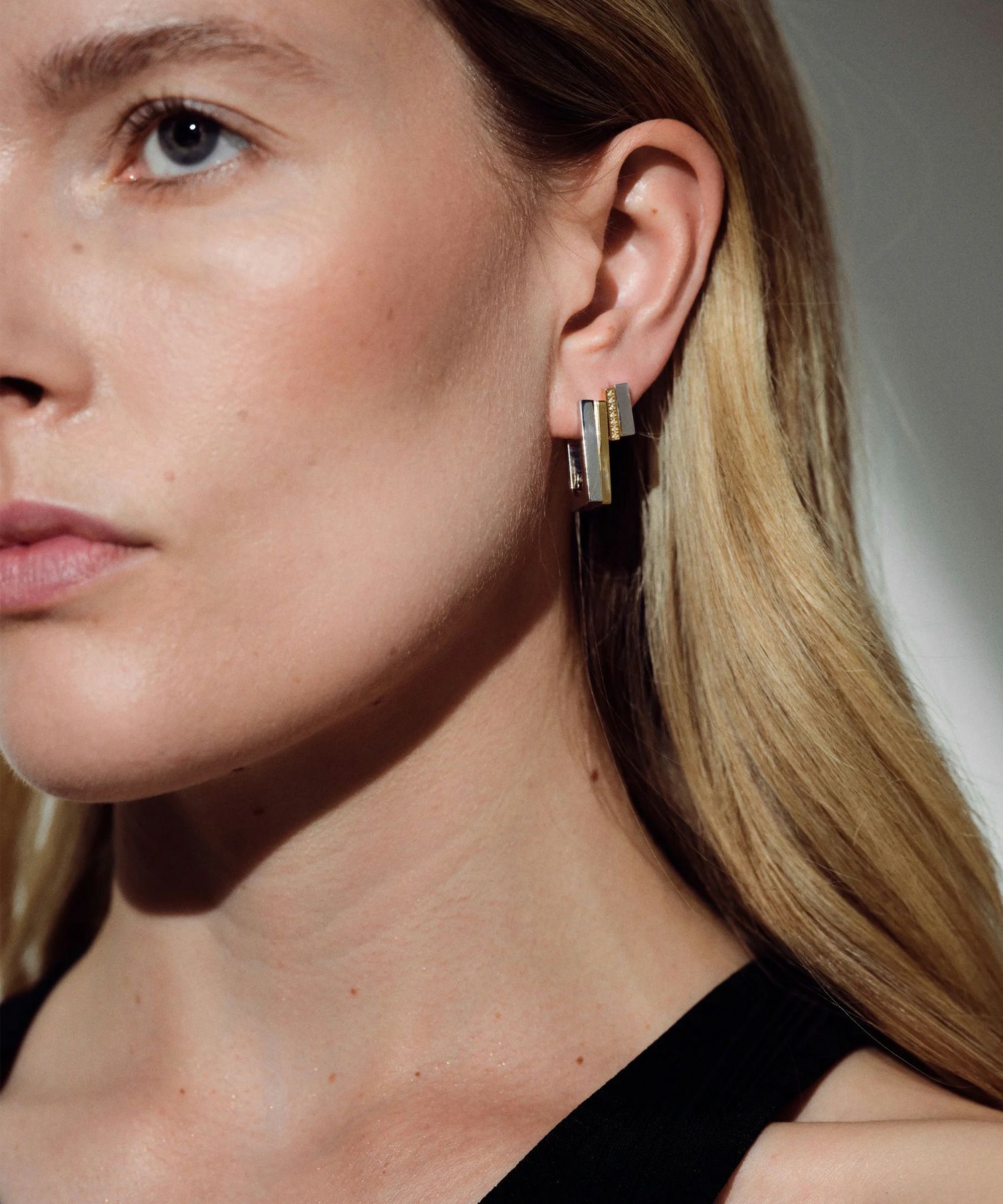TOM WOOD(トムウッド)】 Step Hoops Duo ピアス｜PARIGOT ONLINE
