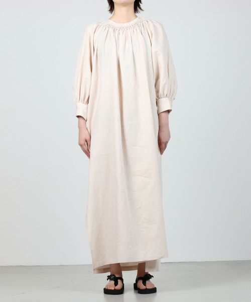 HYKE(ハイク)】 LINEN SMOCKED MAXI DRESS｜PARIGOT ONLINE（パリゴ