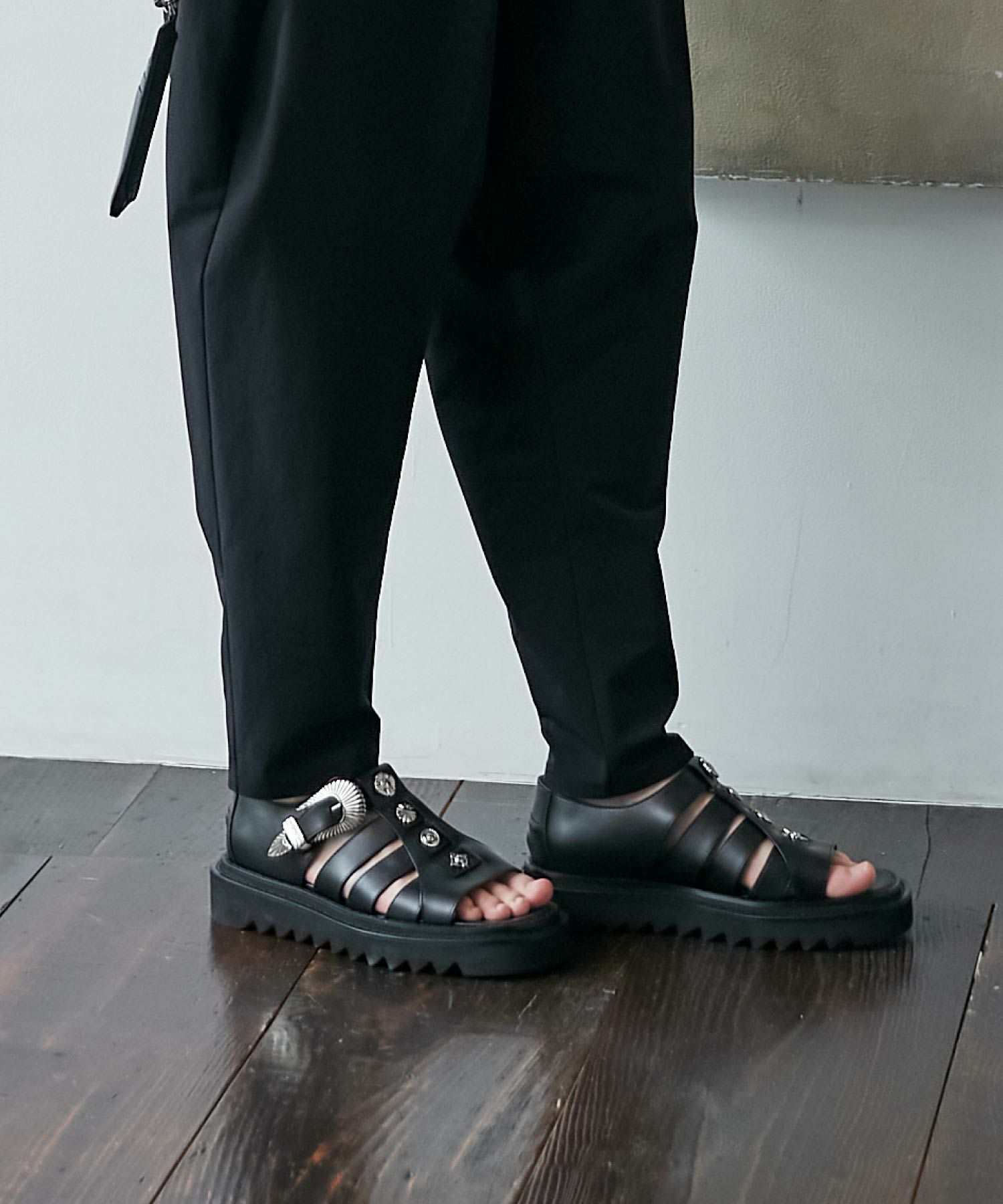 29 新品 TOGA VIRILIS ベルト レザー シャーク サンダル メタル（TOGA 