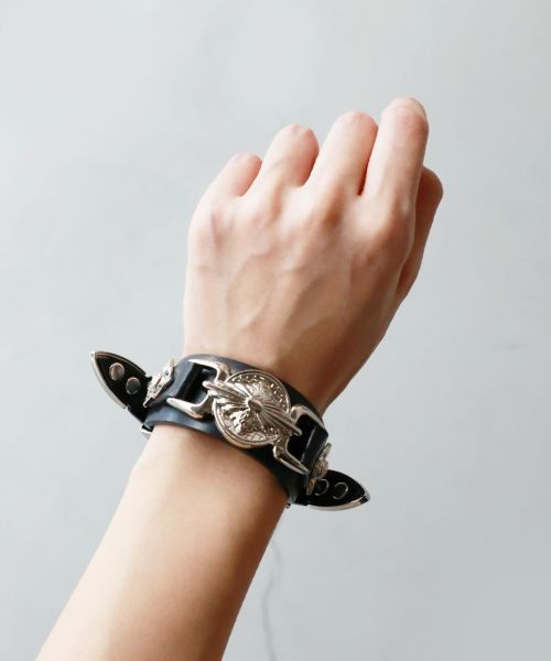TOGA TOO(トーガトゥ)】 DOUBLE BUCKLE LEATHER BANGLE｜PARIGOT 