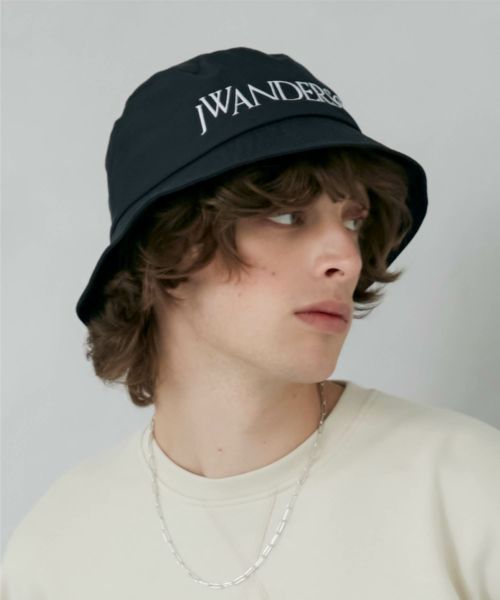 JW Anderson(ジェイダブリューアンダーソン)】 LOGO BUCKET HAT｜PARIGOT ONLINE（パリゴオンライン）