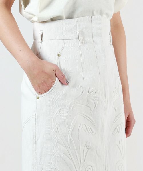 Mame Kurogouchi(マメ クロゴウチ)】 Floral Embossed Denim Skirt 