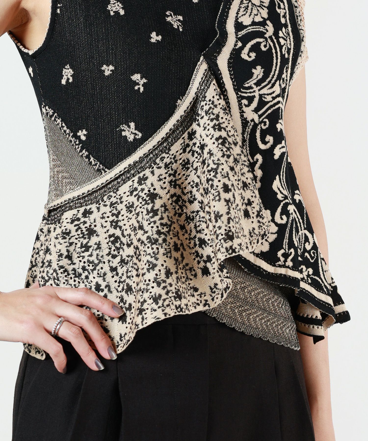 Mame Kurogouchi(マメ クロゴウチ)】 Asymmetric Pattern Knitted Top  