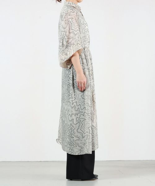 HYKE(ハイク)】 CONTOUR LINE BELL-SLEEVE DRESS｜PARIGOT