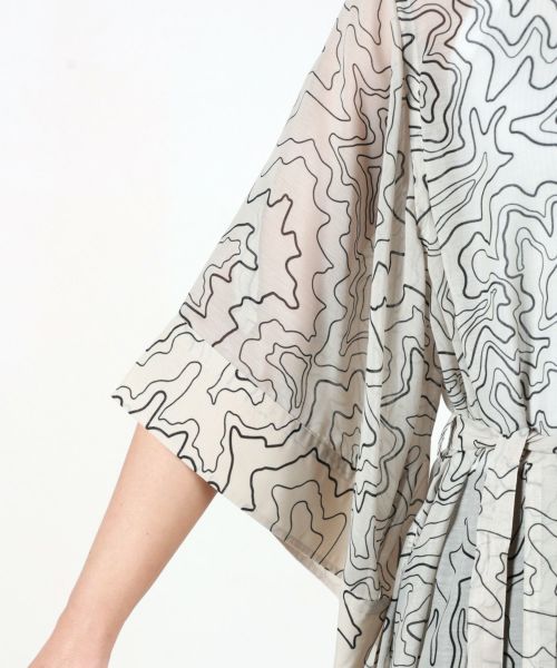 HYKE(ハイク)】 CONTOUR LINE BELL-SLEEVE DRESS｜PARIGOT