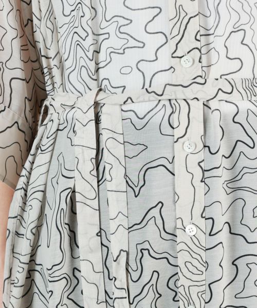 HYKE(ハイク)】 CONTOUR LINE BELL-SLEEVE DRESS｜PARIGOT