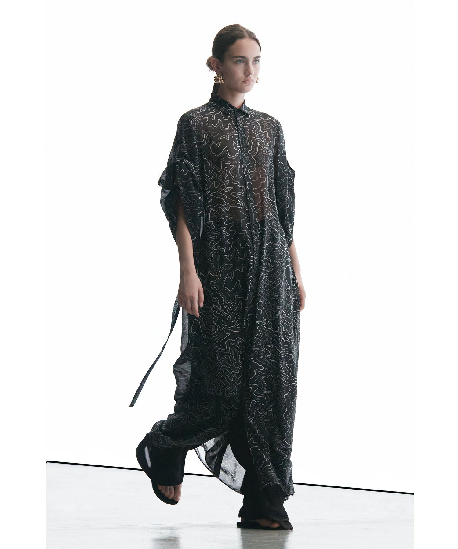 HYKE(ハイク)】 CONTOUR LINE BELL-SLEEVE DRESS｜PARIGOT ONLINE 