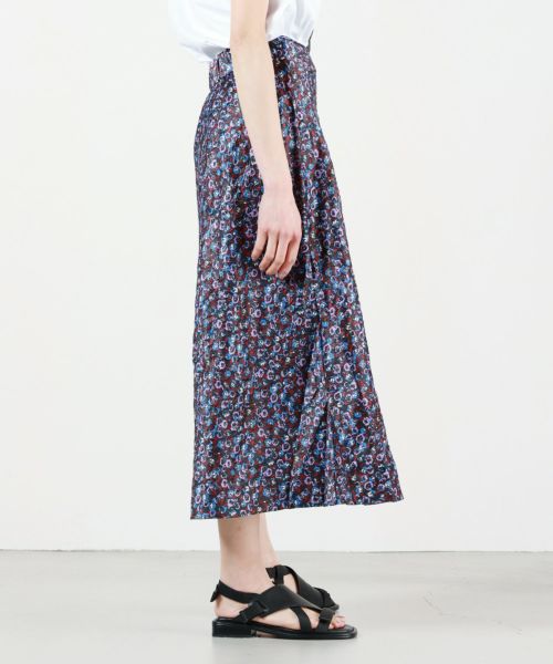 GANNI(ガニー)】 FLORAL CRINKLED SATIN MIDI SKIRT｜PARIGOT ONLINE