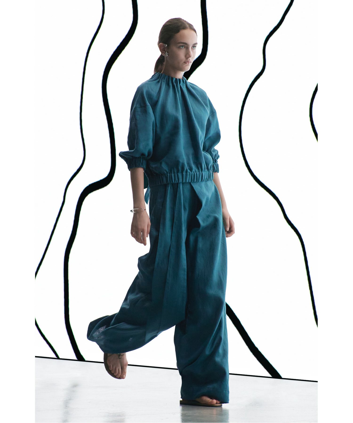 HYKE(ハイク)】 LINEN SHIRRED TOP｜PARIGOT ONLINE（パリゴオンライン）