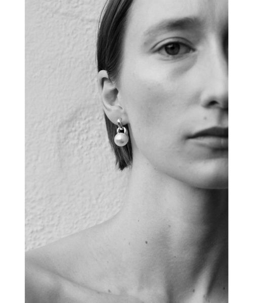 Sophie Buhai(ソフィー ブハイ)】 EVERYDAY PEARL EARRINGS