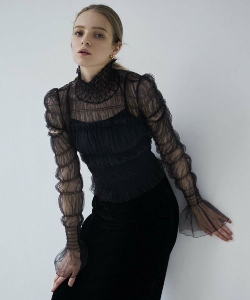 FETICO(フェティコ)】 TULLE SHIRRED HIGHNECK BLOUSE｜PARIGOT ONLINE（パリゴオンライン）