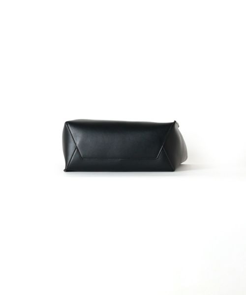 MARNI ブラックレザーポーチ 保存袋付き MARNI(マルニ) ブラック シューレースストラップ付きポーチ