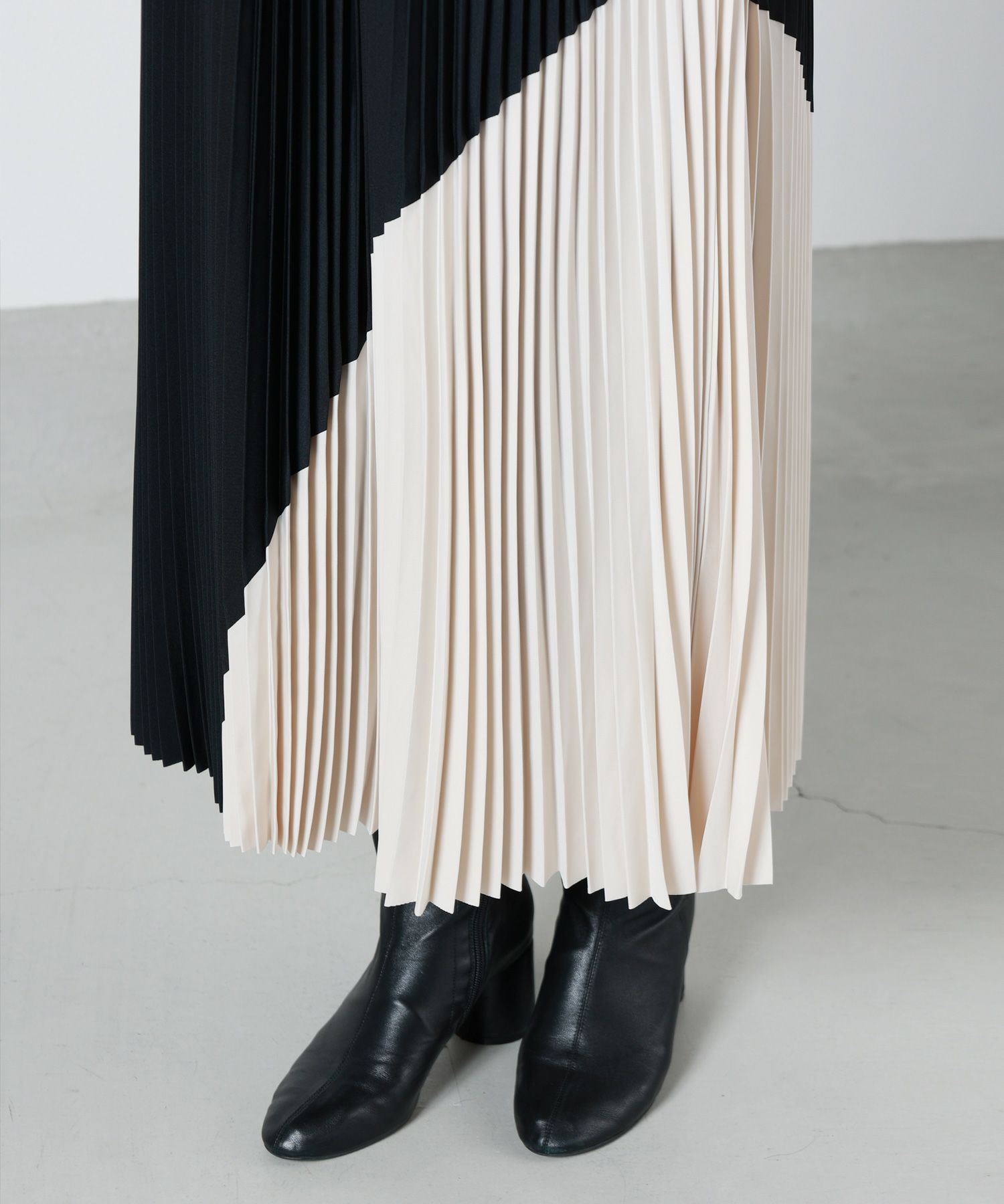 HYKE(ハイク)】 TAFFETA PLEATED PANELED SKIRT｜PARIGOT ONLINE 