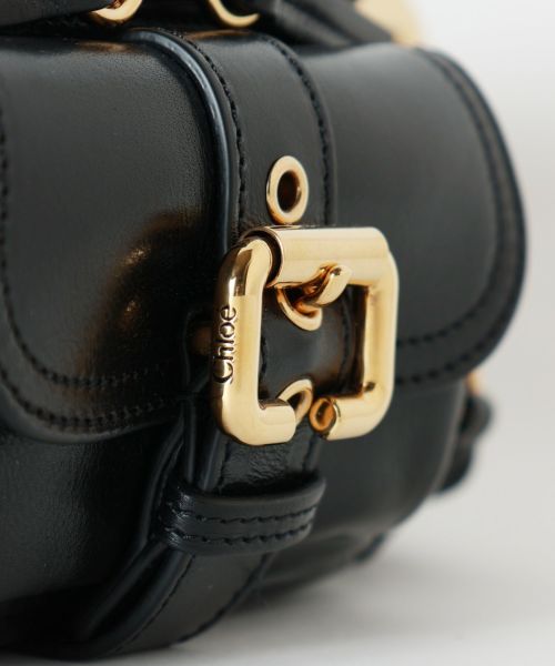 Chloe(クロエ)】 シャイニーレザー製スモールカメラバッグ