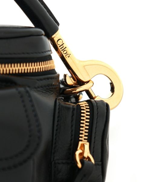 掘り出し物＊CHLOE＊シャイニーレザー*スモール*カメラバッグ Chloe(クロエ)】 シャイニーレザー製スモールカメラバッグ