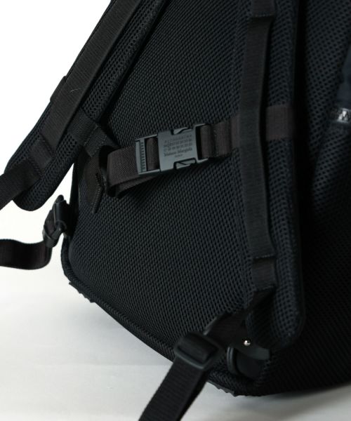 Maison Margiela(メゾンマルジェラ)】 ハイテクウィークエンダー