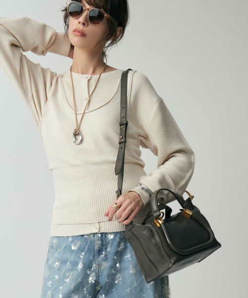 Chloe パラティ 24 シャイニーレザースモールショルダーバッグ Chloé Small Paraty 24 Bag in Shiny Leather in Clay brown