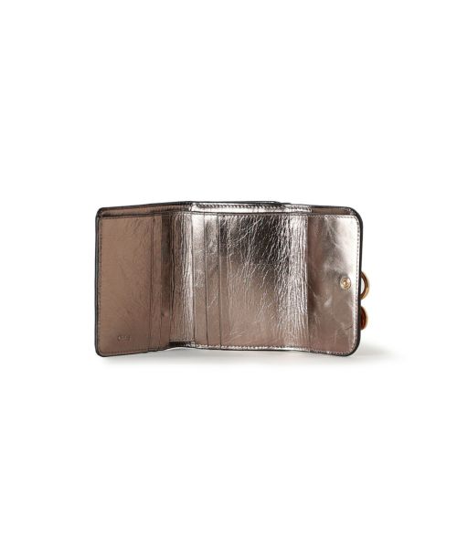 【Chloe】25SS メタライズド Alphabet スモール トリフォールド Chloé シャイニーレザー製Alphabetスモールトリフォールド の