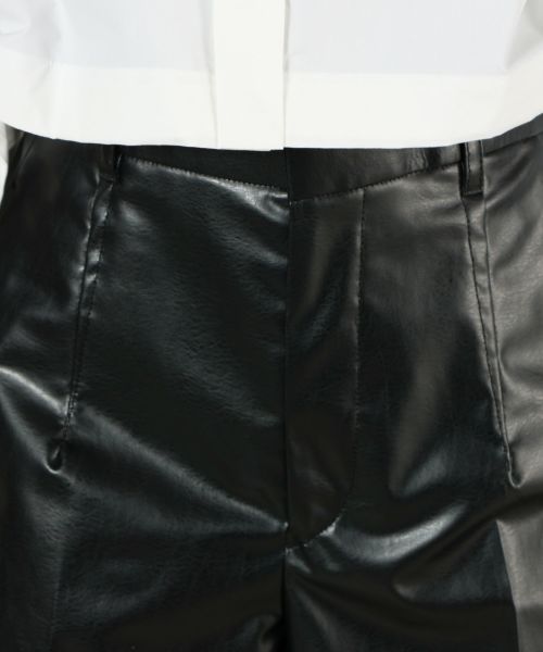 TOGA PULLA(トーガプルラ)】 LEATHER SHORT PANTS｜PARIGOT