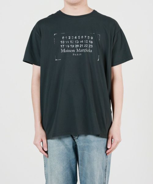 Maison Margiela(メゾンマルジェラ)】 スタンプロゴ Tシャツ｜PARIGOT
