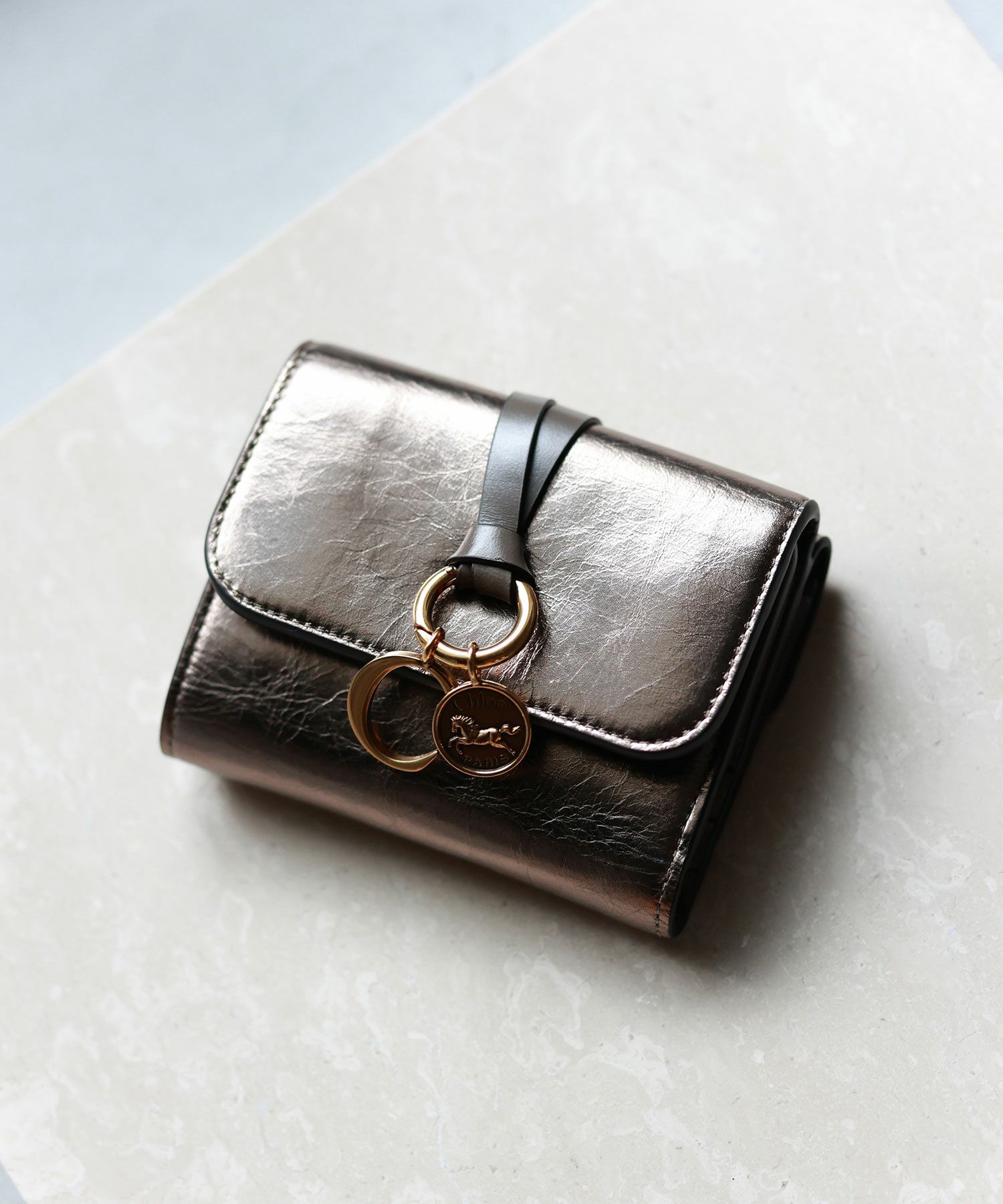 Chloe(クロエ)】 PARIGOT別注 メタライズドレザー製ALPHABETスモール