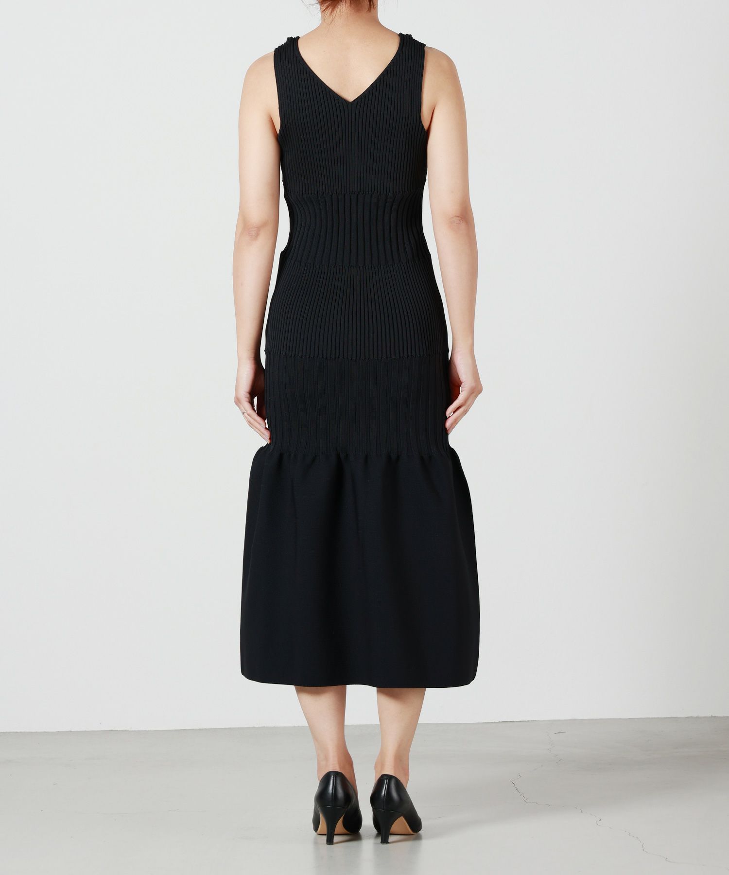 CFCL(シーエフシーエル)】 FLUTED V-NECK SLEEVELESS MERMAID DRESS 