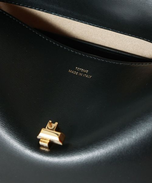 TOTEME(トーテム)】 T-Lock leather clutch bark|PARIGOT TOTEME(トーテム)】 T-Lock leather clutch bark|PARIGOT