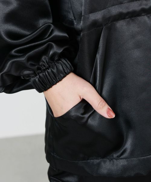 INSCRIRE(アンスクリア)】 SATIN PULLOVER BLOUSON｜PARIGOT