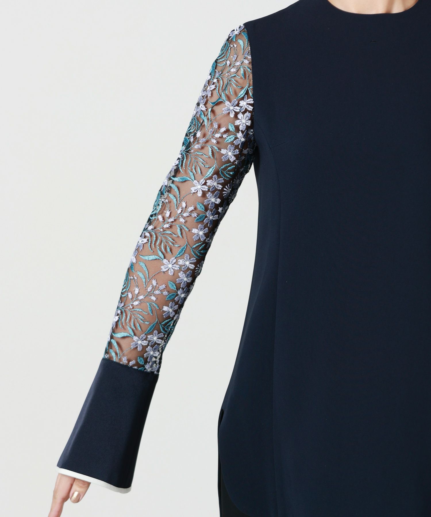 Mame Kurogouchi(マメ クロゴウチ)】 Floral Lace-Sleeve Classic Top  