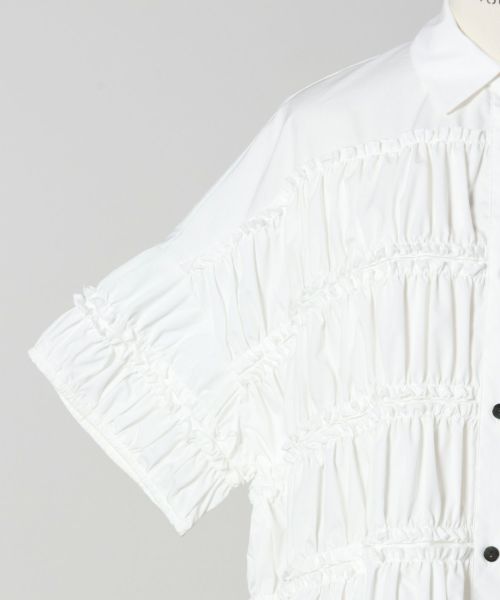 enfold カーブフリルシャツ　シャツ　フリル　エンフォルド　ホワイト ENFOLD(エンフォルド)】 TIERED GATHER SHIRT｜PARIGOT ONLINE