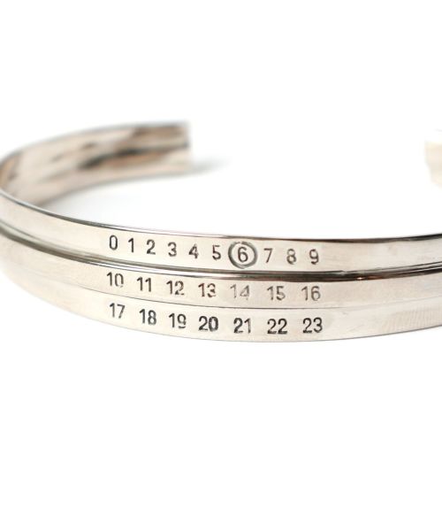 【MM6】Numericミニマルシグネチャーカフブレスレット2025SS MM6】Numericミニマルシグネチャーカフブレスレット2025SS