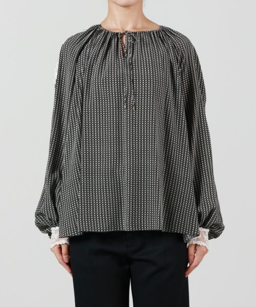 Chloe(クロエ)】 クレープデシン&レース製オープンネック