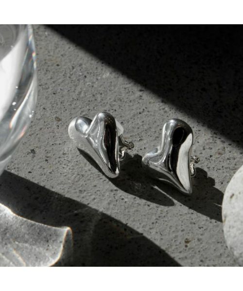 Soierie(ソワリー)】 Distort heart earring｜PARIGOT ONLINE