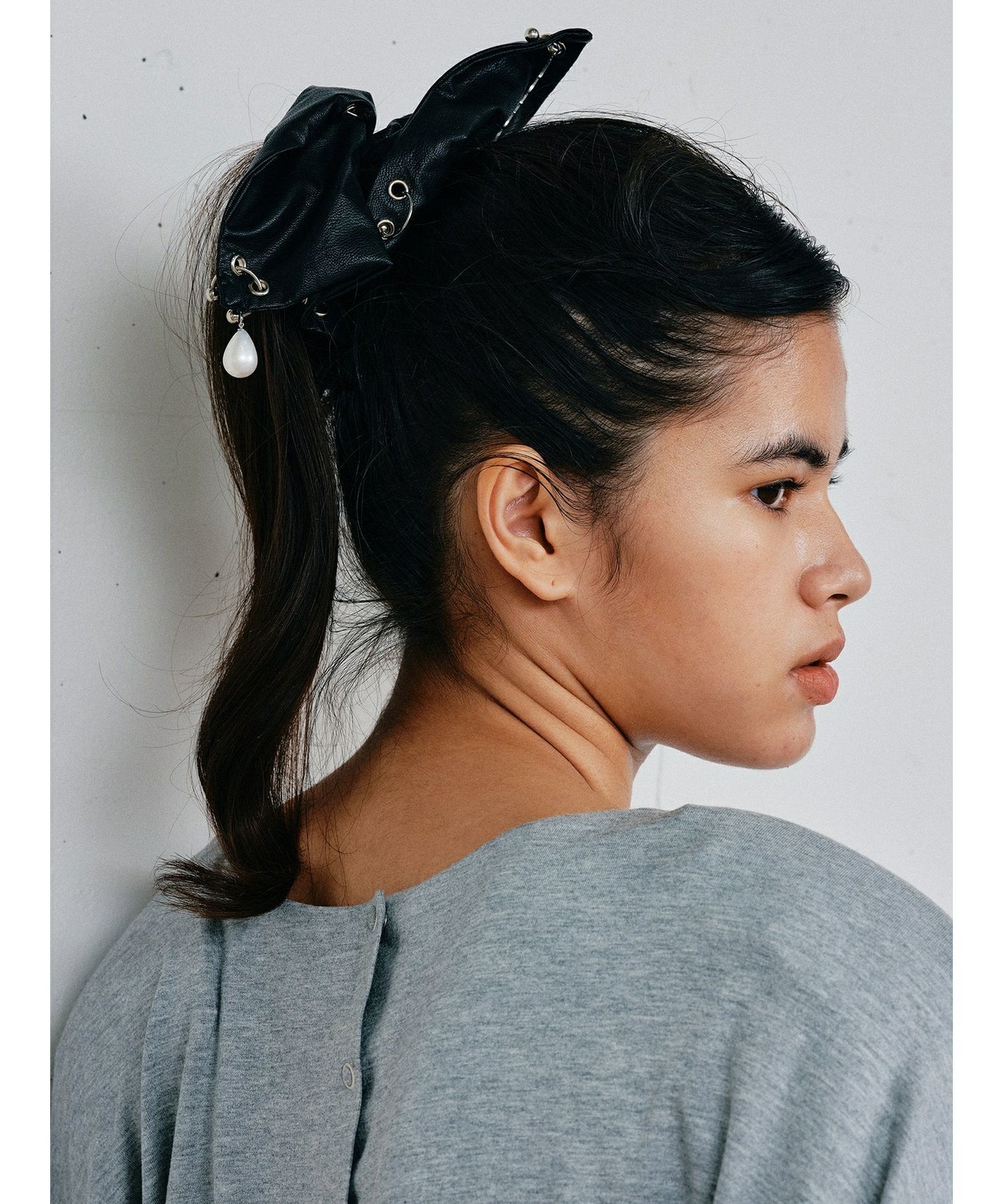 HEYEP(ヘイップ)】 Faux Leather Piercing Detail Scrunchie｜PARIGOT