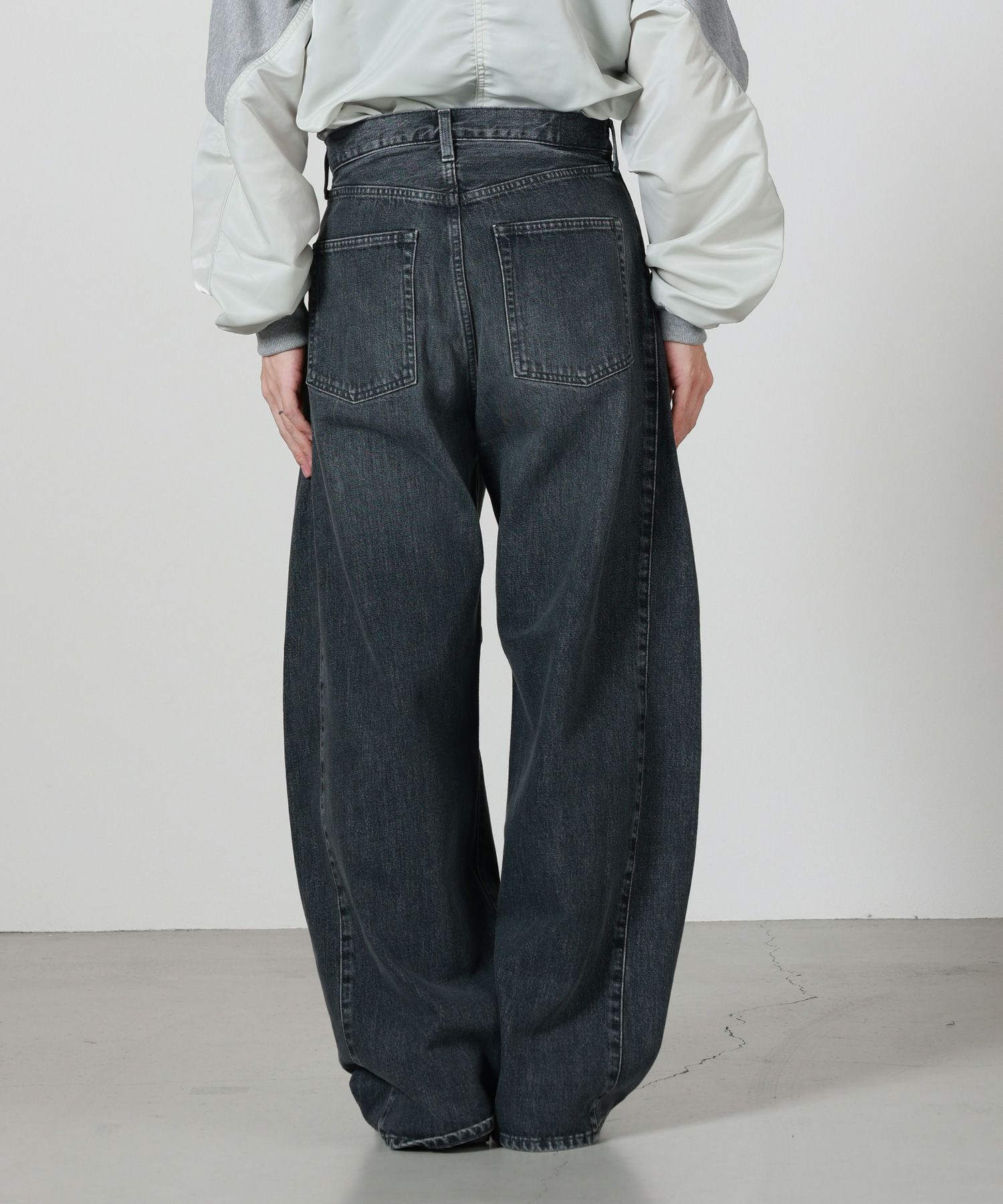 HYKE(ハイク)】 ≪GENDERLESS≫DENIM BARREL-LEG JEANS｜PARIGOT