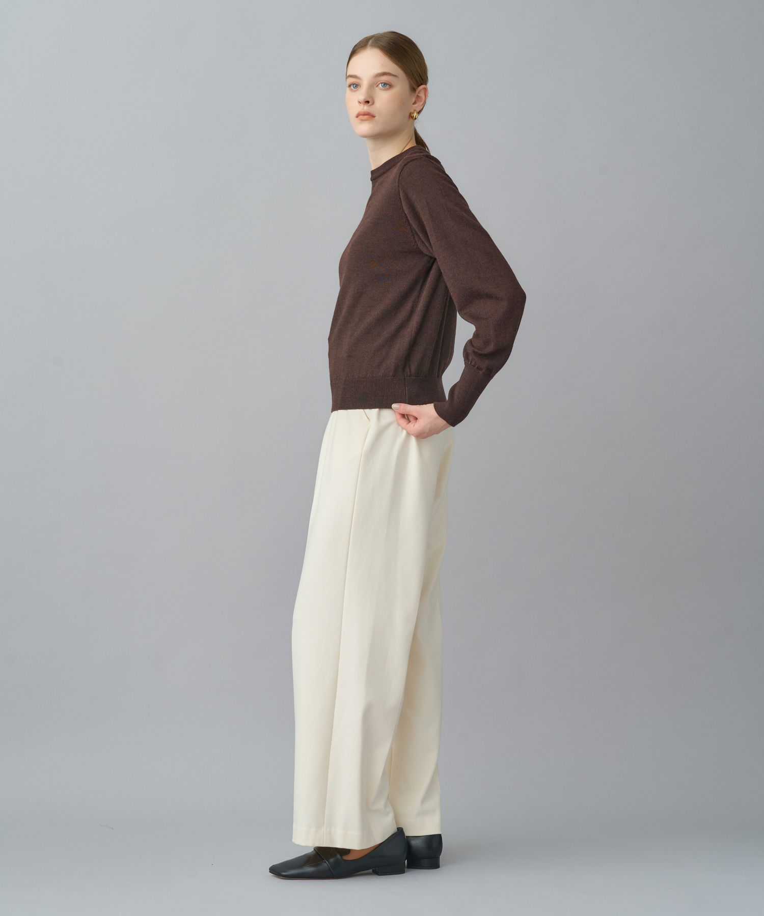 カシミヤクルーネックニットのスタイリング例